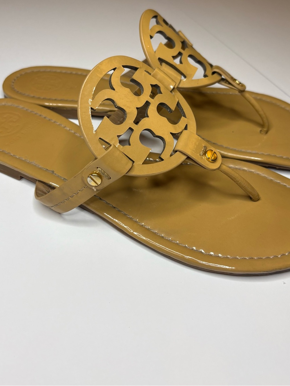 Tory Burch Miller Tan Patent Sandals Old Money Quiet Luxury Slip On Casual Chic - Picture 5 of 10
